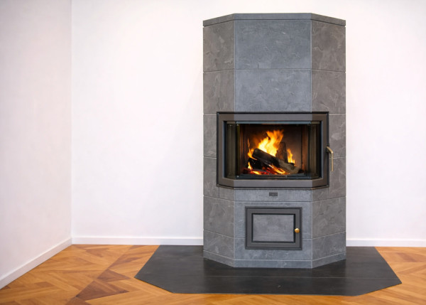 Ein Specksteinofen in einem Wohnzimmer in Leipzig